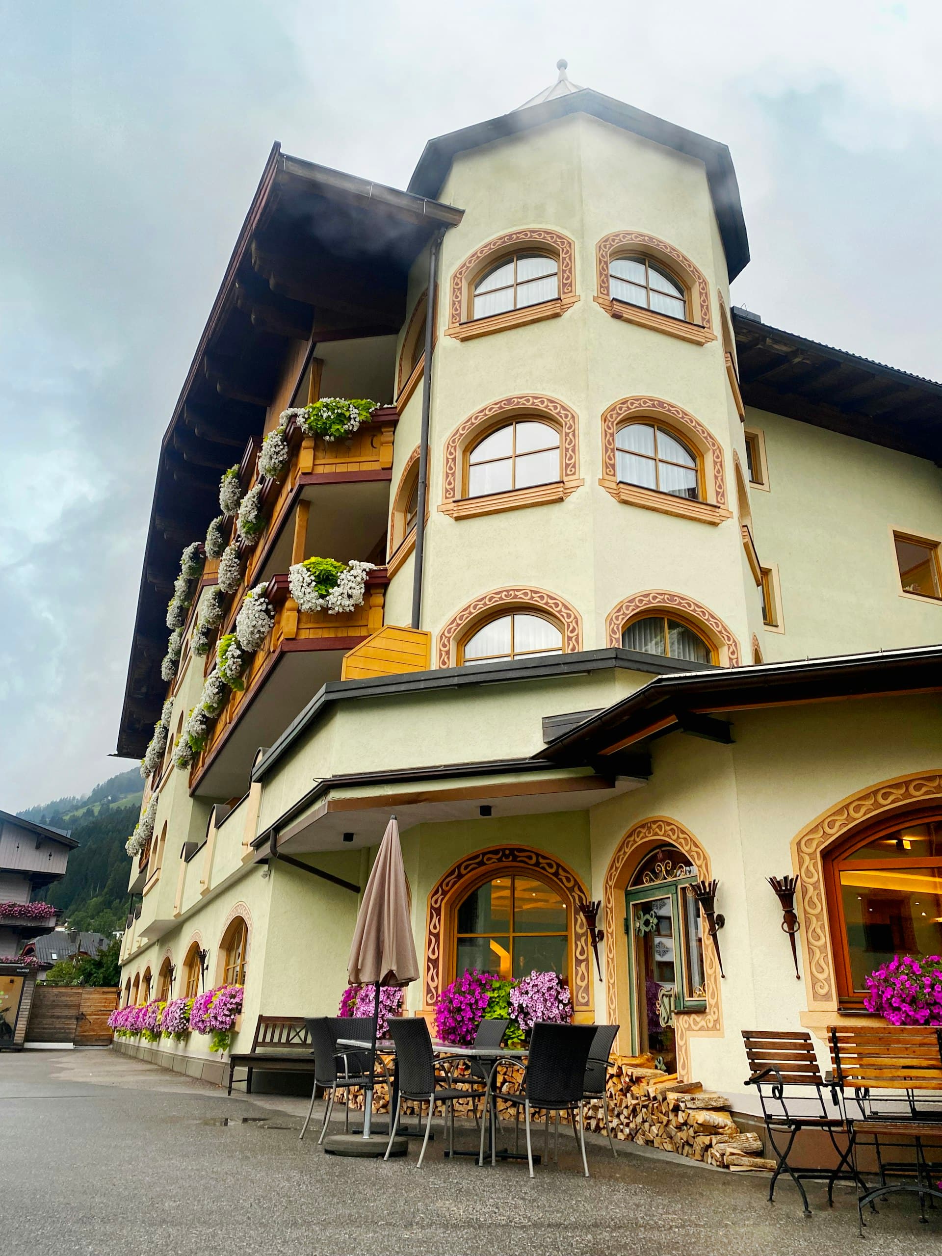 Hotel Außenansicht mit Balkonen und Terrasse
